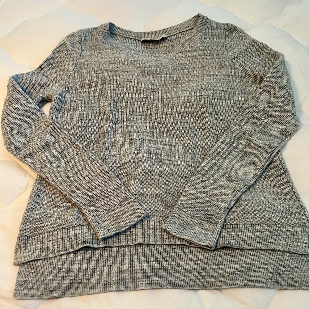 LOFT Marled Hi-Lo Hem Crew Neck Sweater. Gray/White. Medium.